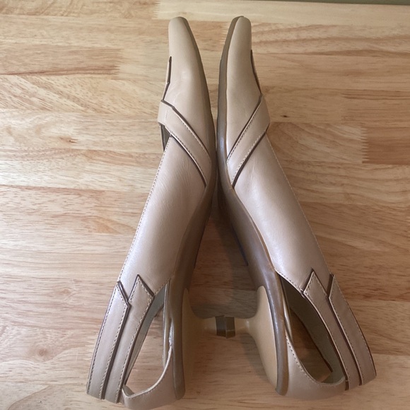 Kenneth Cole Kitten Heel Pointy Toe Leather Heel Shoes - Picture 5 of 11